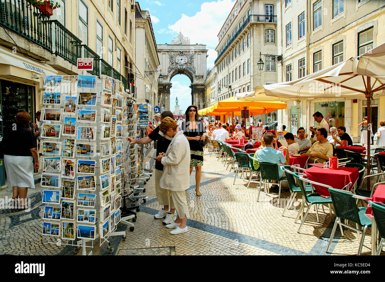 La Rua Augusta, la principale strada pedonale del centro storico e commerciale di Lisbona, Portogallo Foto Stock