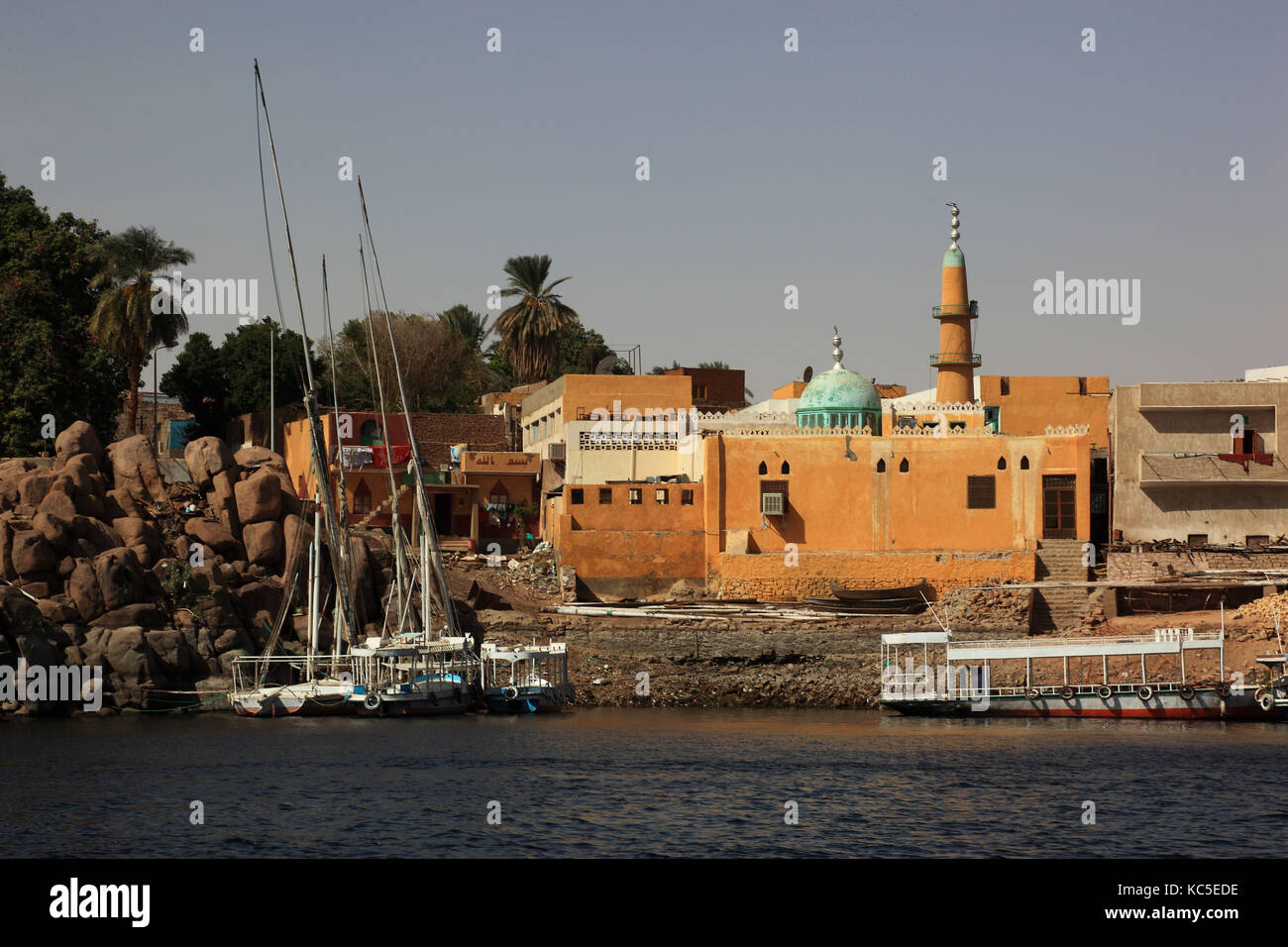 Aswan, vista dal Nilo a residenziale e piccola moschea nella città, Alto Egitto, Africa Foto Stock