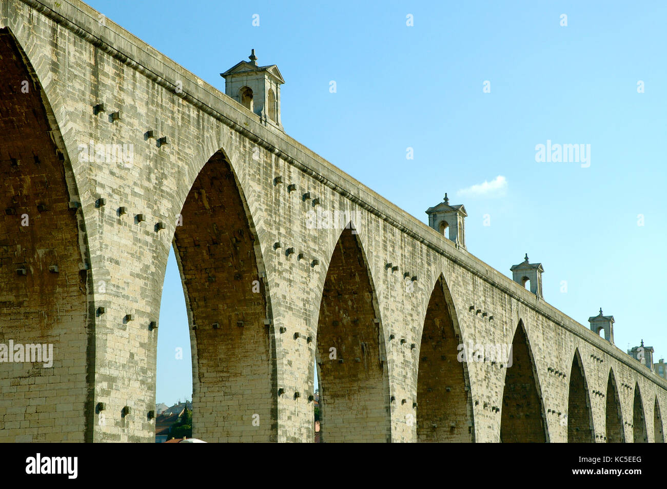 Il XVIII secolo acquedotto (Aqueduto das Aguas Livres) a Lisbona portogallo Foto Stock