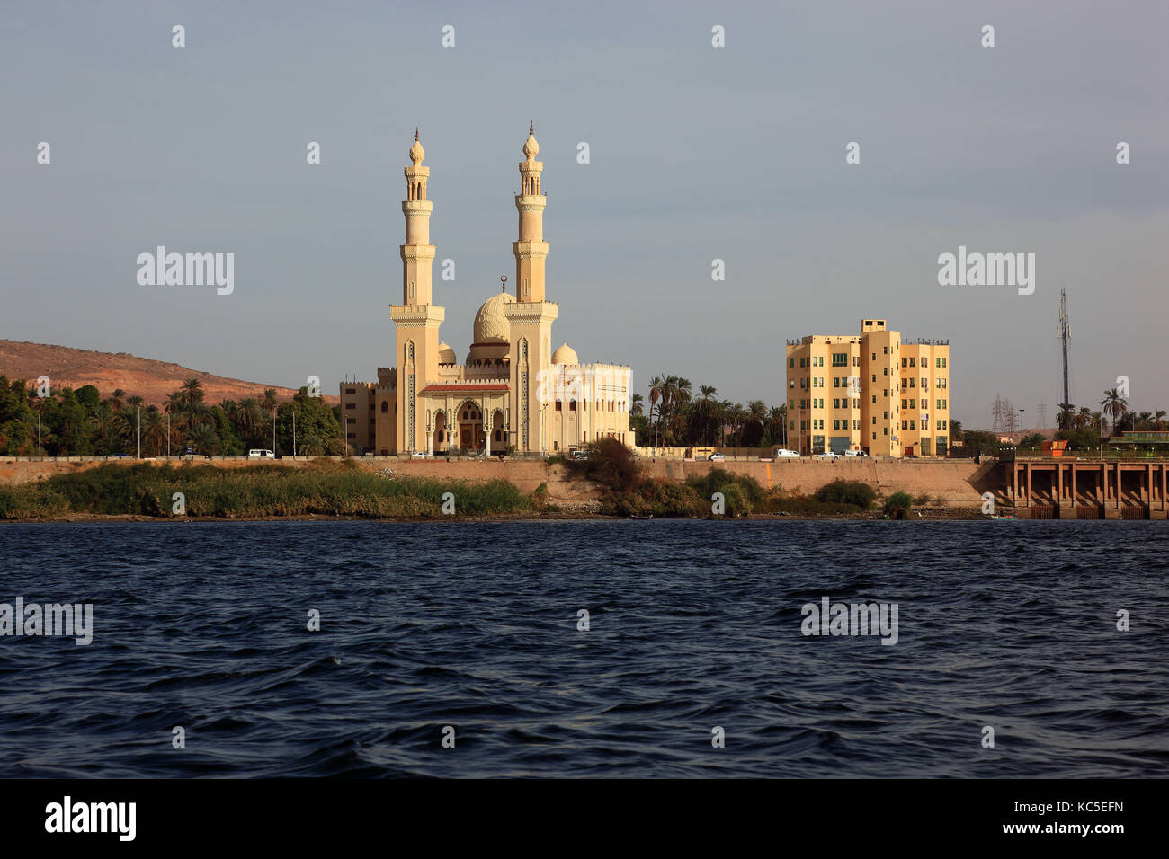 Vista dal Nilo alla città di Aswan e la moschea, Alto Egitto, Africa Foto Stock