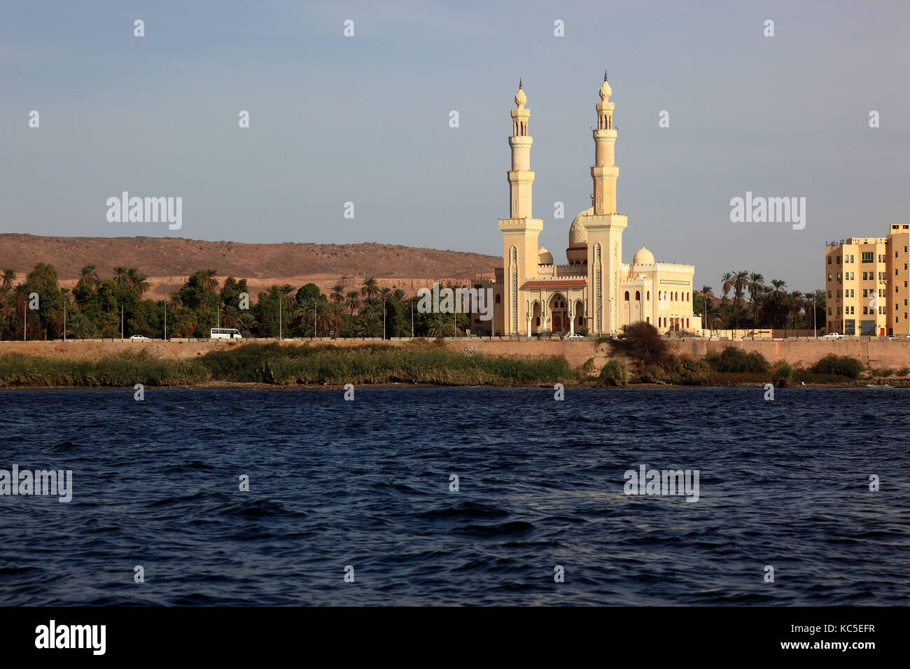 Vista dal Nilo alla città di Aswan e la moschea, Alto Egitto, Africa Foto Stock