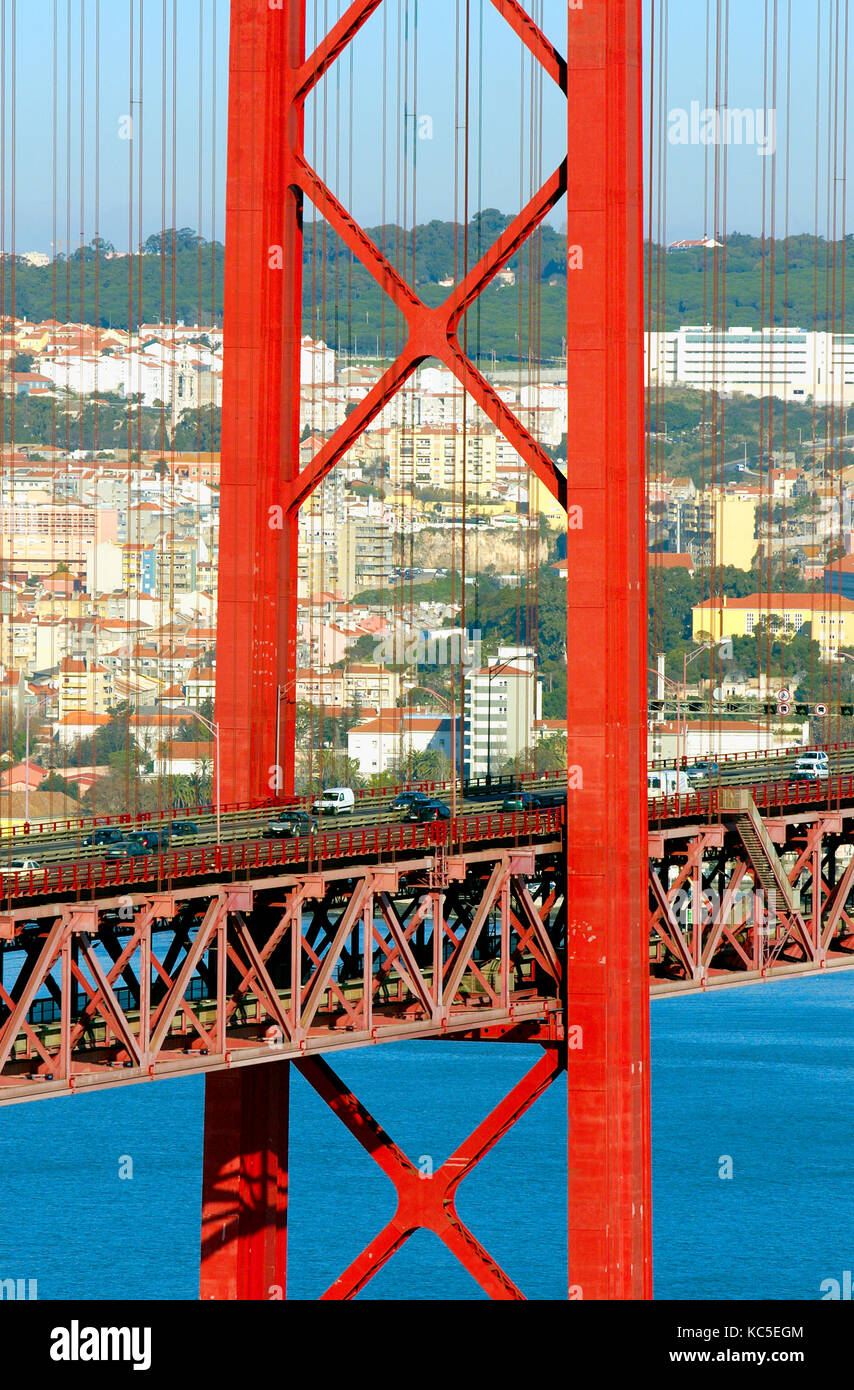 Xxv Aprile ponte sopra il fiume Tago (tejo river) e Lisbona. Portogallo Foto Stock