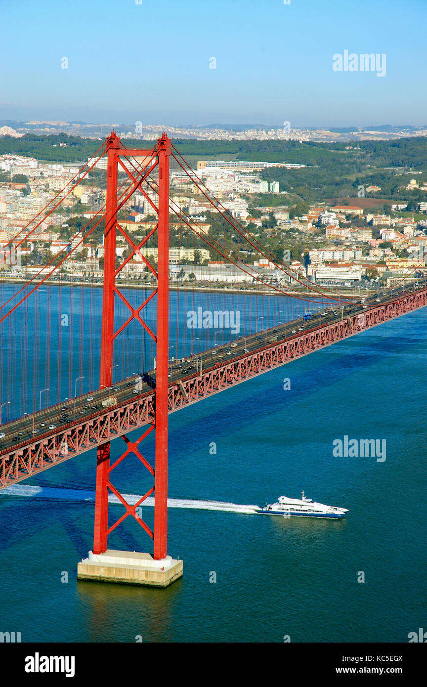 Xxv Aprile ponte sopra il fiume Tago (tejo river) e Lisbona. Portogallo Foto Stock