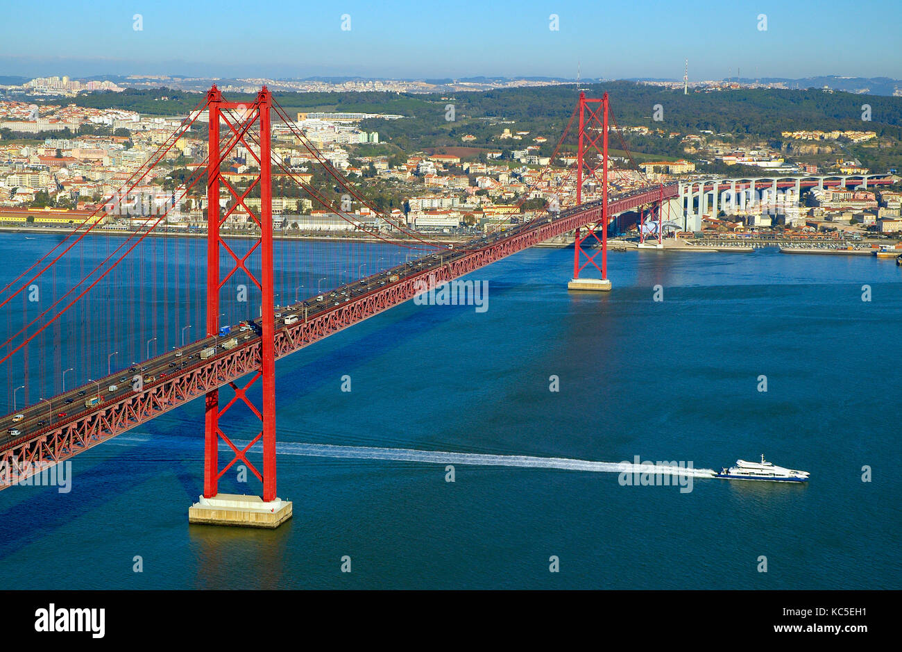 Xxv Aprile ponte sopra il fiume Tago (tejo river) e Lisbona. Portogallo Foto Stock