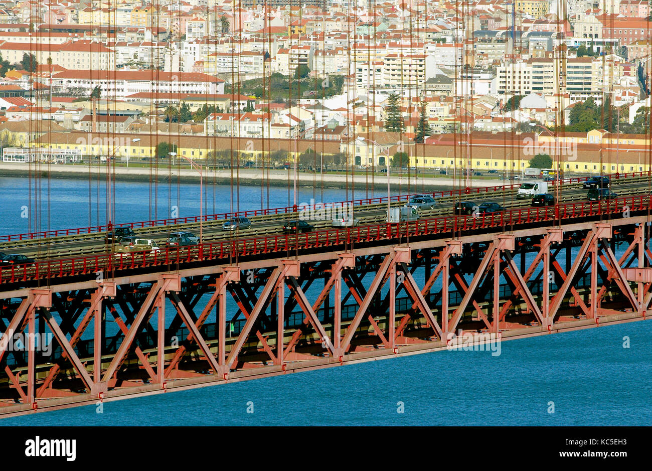 Xxv Aprile ponte sopra il fiume Tago (tejo river) e Lisbona. Portogallo Foto Stock