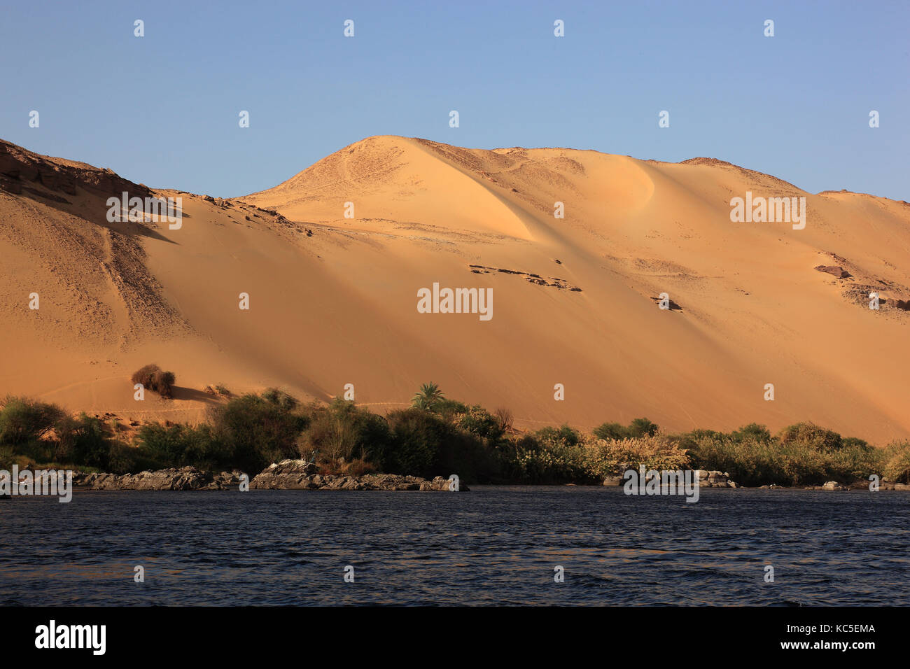 Paesaggio lungo il Nilo tra Assuan e nubian villaggi, Isola Elefantina, Alto Egitto, Africa Foto Stock