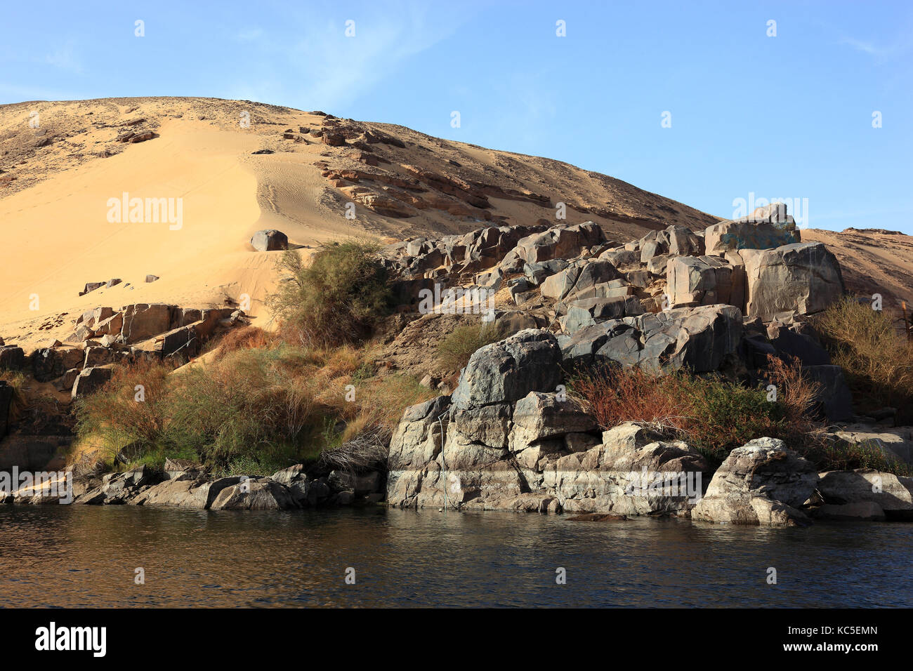 Paesaggio lungo il Nilo tra Assuan e nubian villaggi, Isola Elefantina, Alto Egitto, Africa Foto Stock