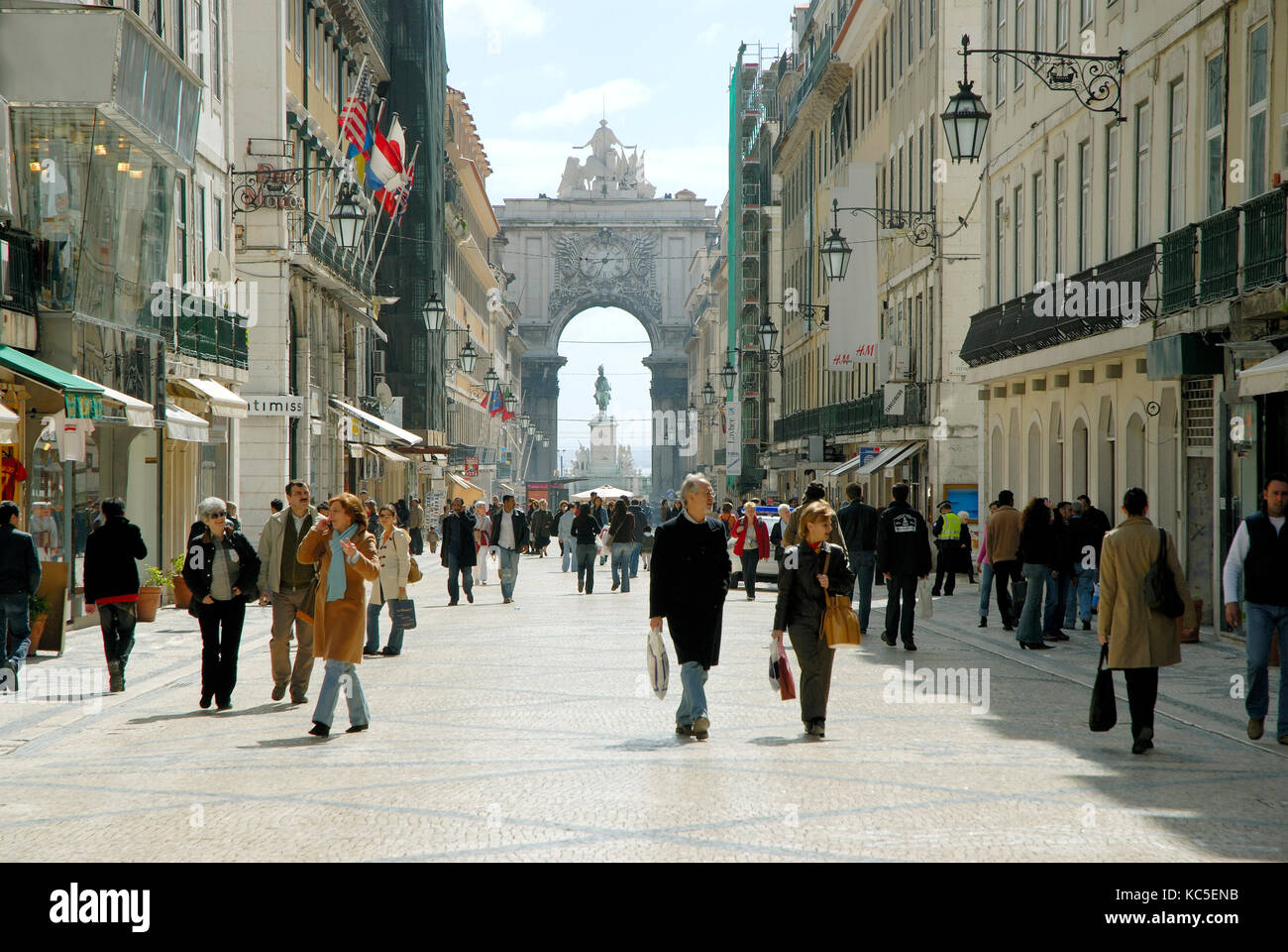 La Rua Augusta, la principale strada pedonale del centro storico e commerciale di Lisbona, Portogallo Foto Stock