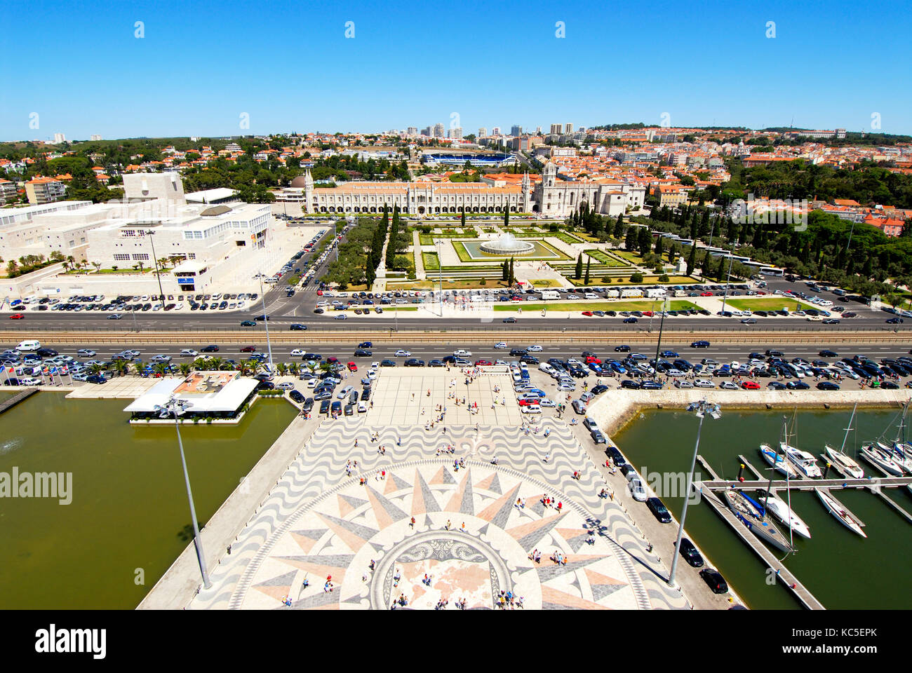 Vista dalla cima del Monumento alle scoperte verso Mosteiro dos Jerónimos, Praça do Impéro e il Centro Culturale Belém, Lisbona, Portogallo Foto Stock