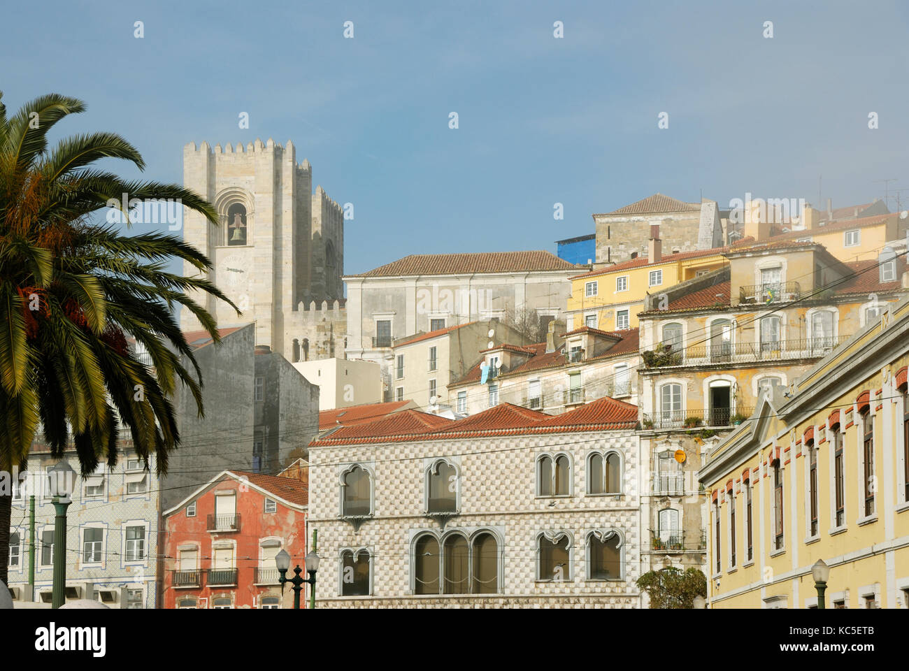 La chiesa madre di Lisbona e Casa dos Bicos. Lisbona, Portogallo Foto Stock