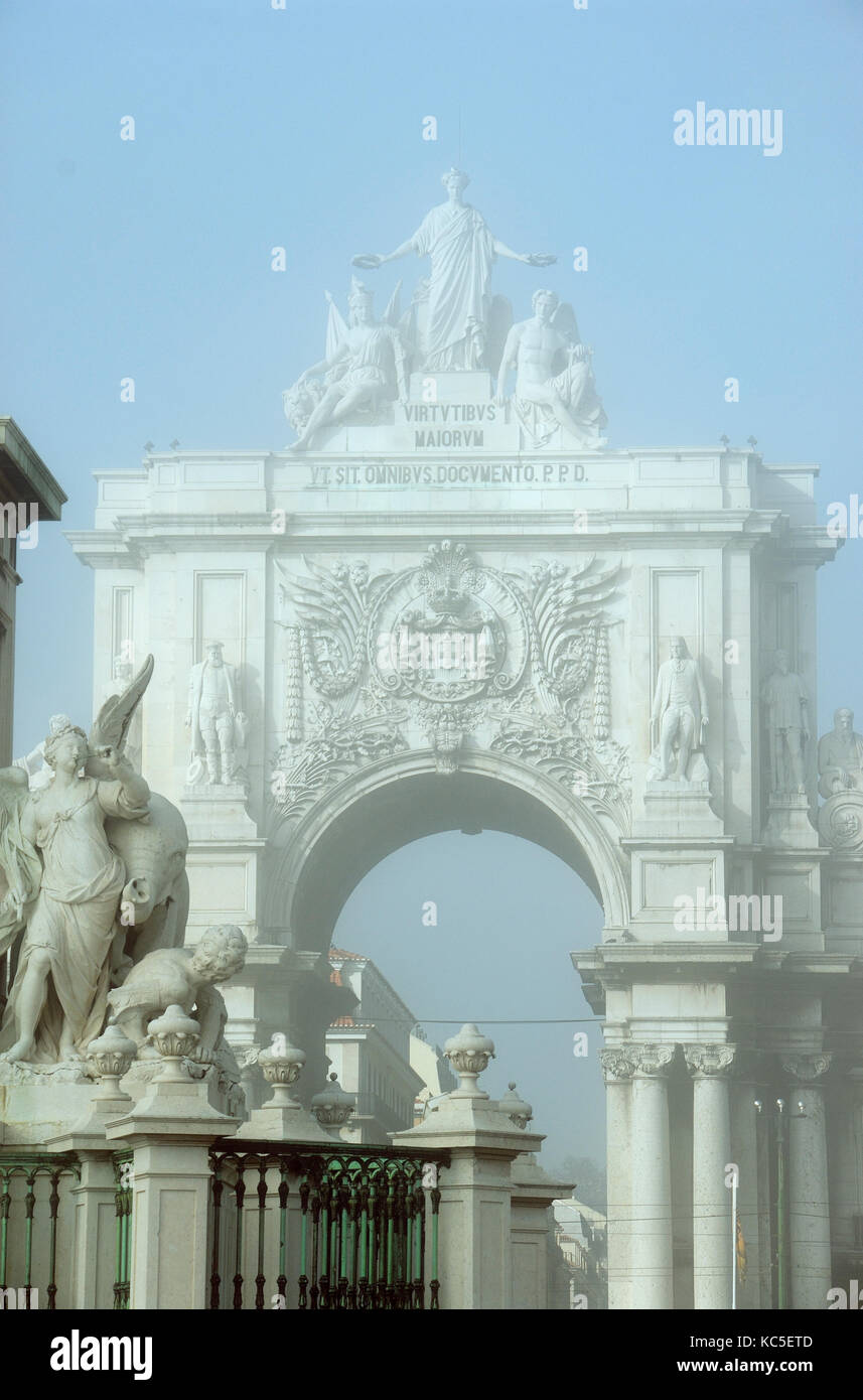 Arco di Rua Augusta in un pomeriggio misteriosa. Terreiro do Paço. Lisbona, Portogallo Foto Stock