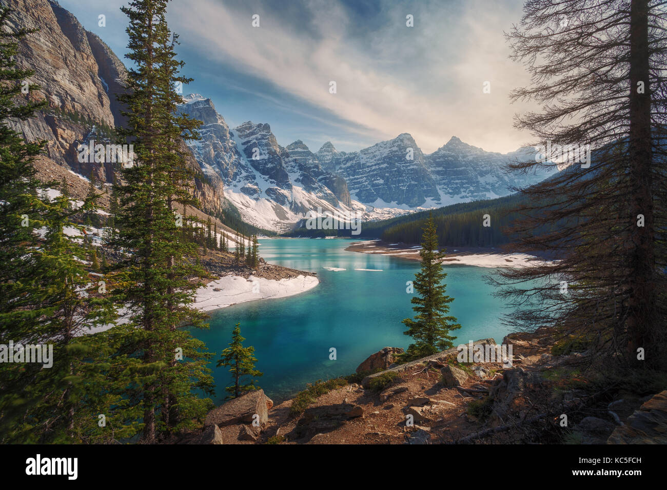 Il Moraine Lake a molla durante lo sbrinamento Foto Stock