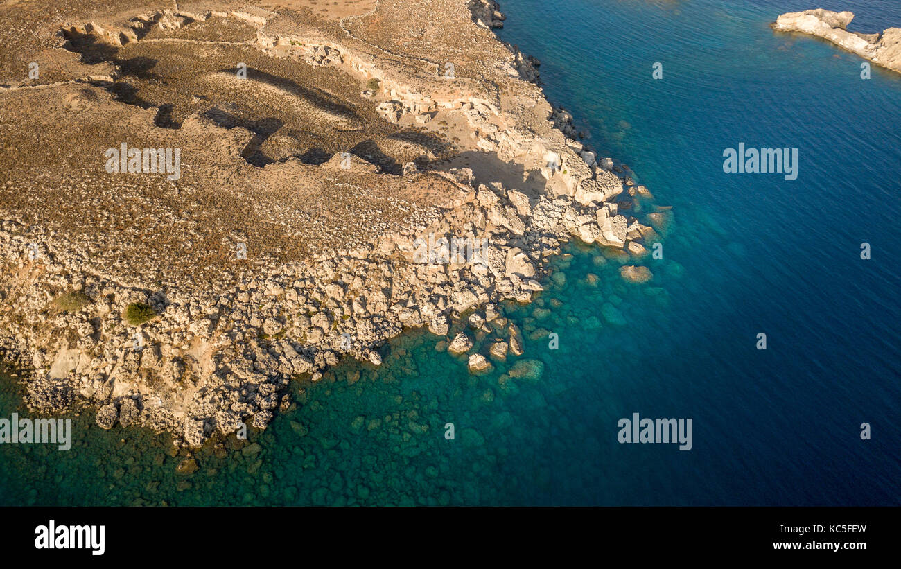 Vista aerea del villaggio storico di Lindos a Rodi Grecia Isola compresi acropoli su roccia Foto Stock