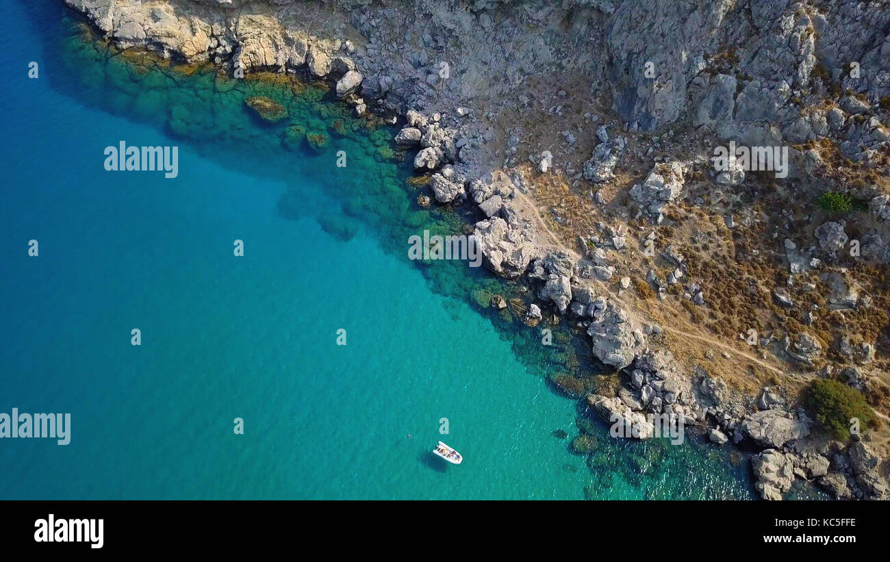 Vista aerea: Drone video della mitica spiaggia di Agathiàs e castello di Feraklos, Rodi isola, Egeo, Dodecaneso, Grecia Foto Stock