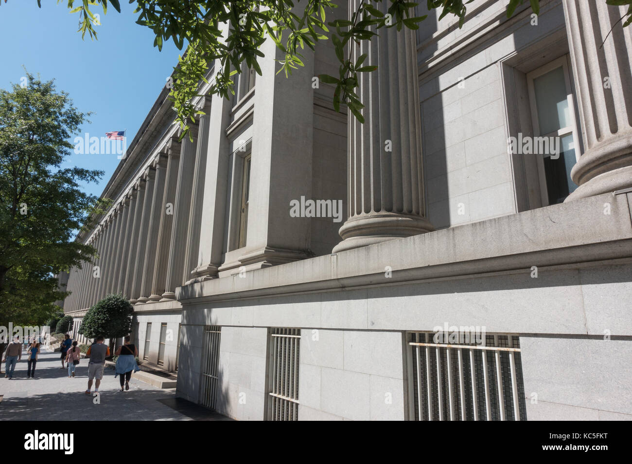 U.s. Treasury Department building, Washington DC. il Washington Monument inbackground, XV sul lato della strada. Foto Stock