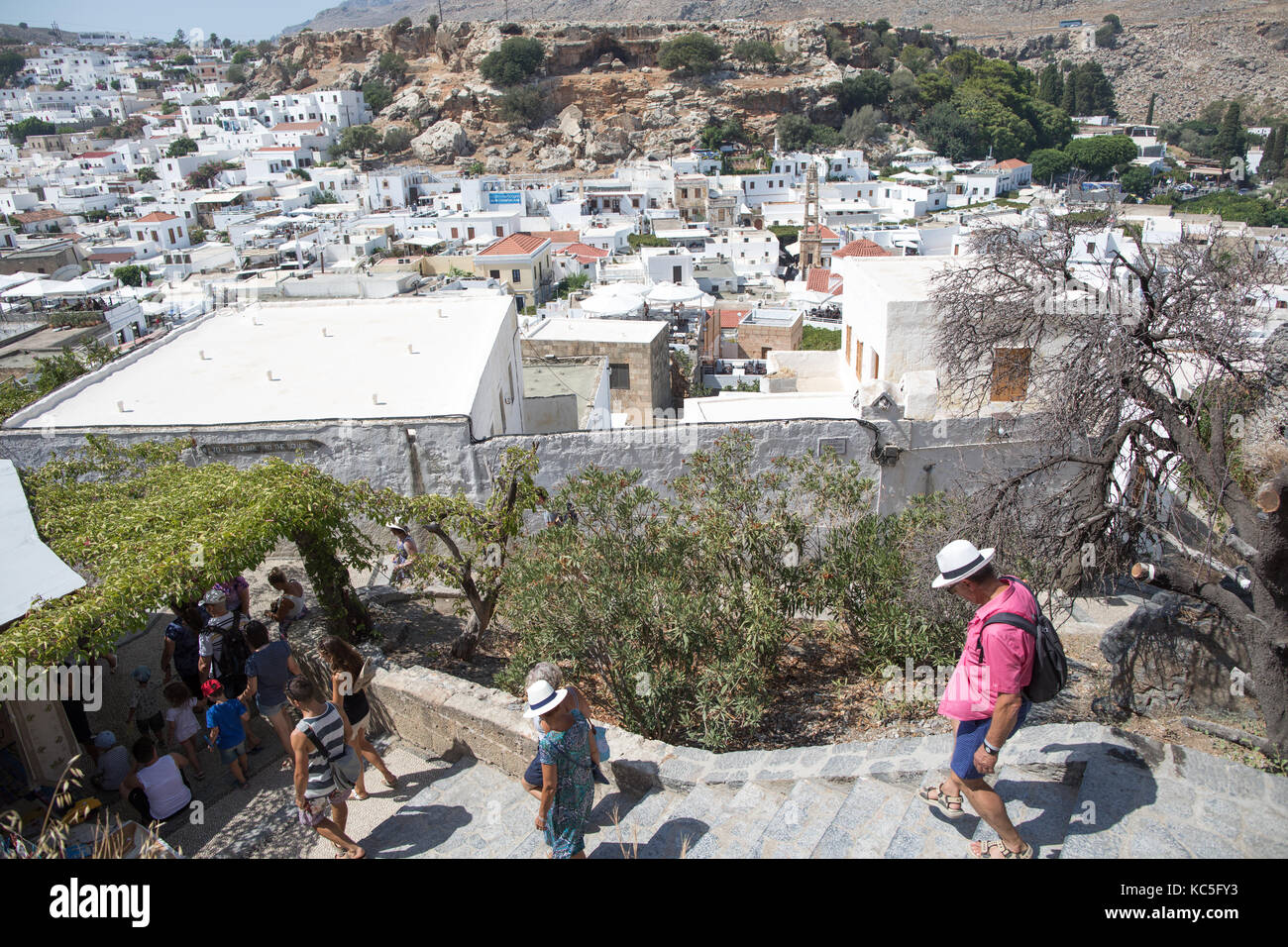 I turisti percorrendo a piedi dall'Acropoli Rodi Grecia Foto Stock