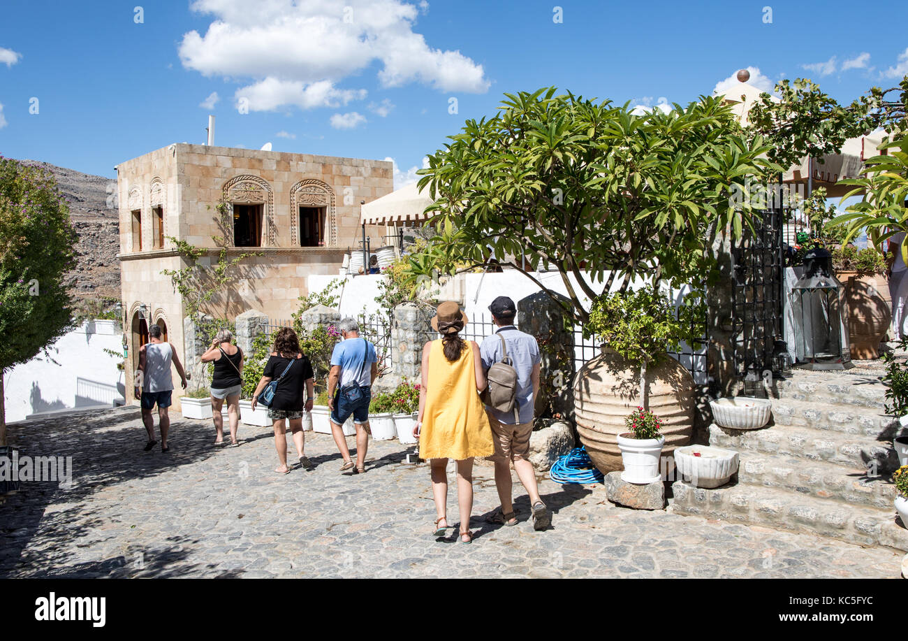 I turisti a piedi attorno a Lindos isole Greche - Grecia Foto Stock