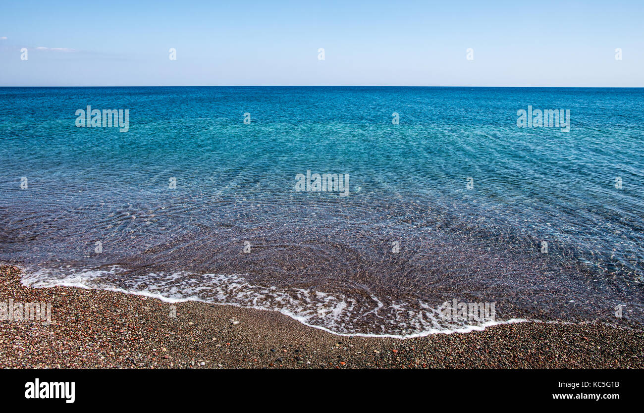 Il Mar Egeo da Mojito Beach Rhodes Isole greche Foto Stock