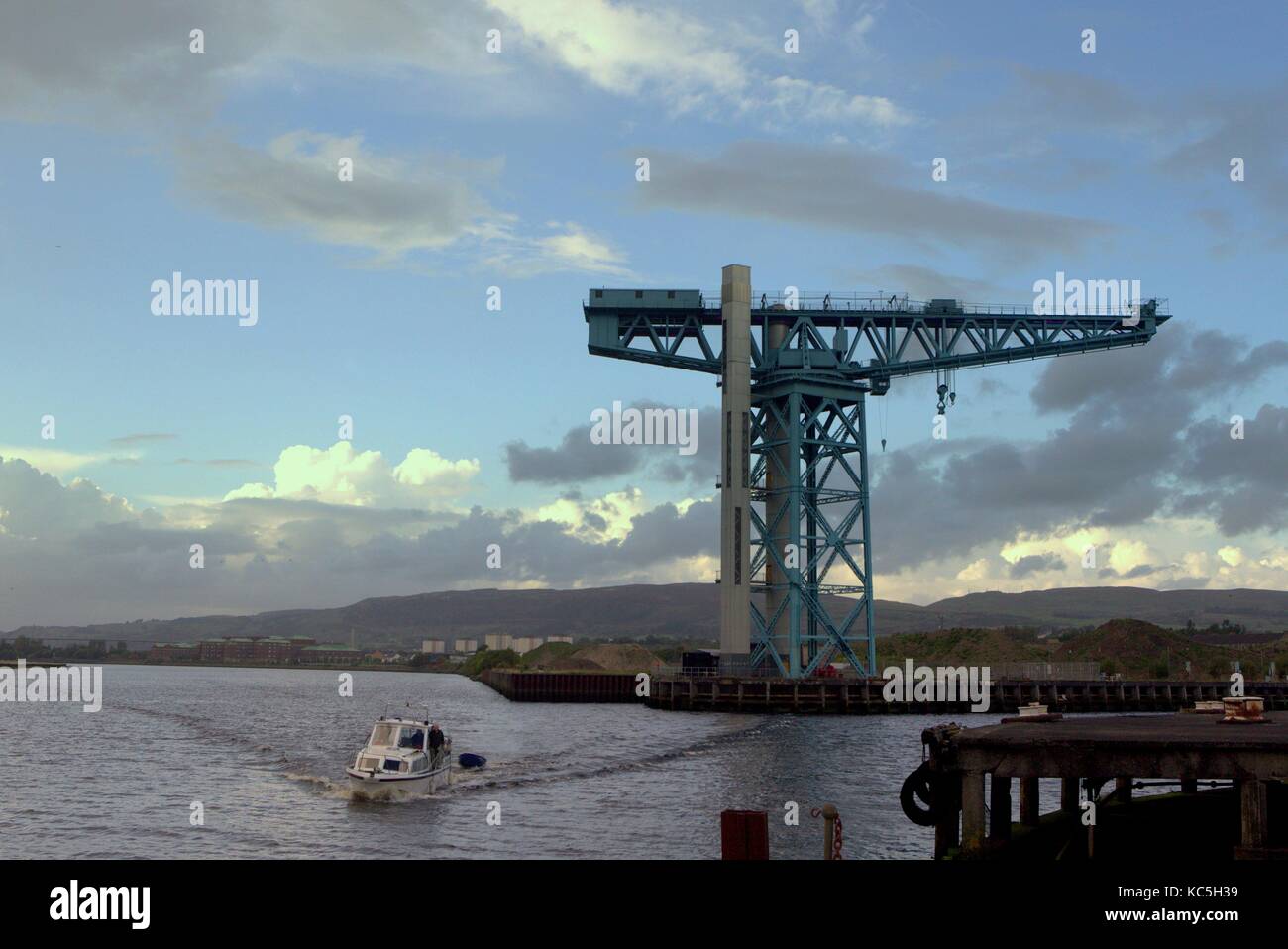 river Clyde boat titan Crane Waterfront scene Clydebank, Regno Unito Foto Stock