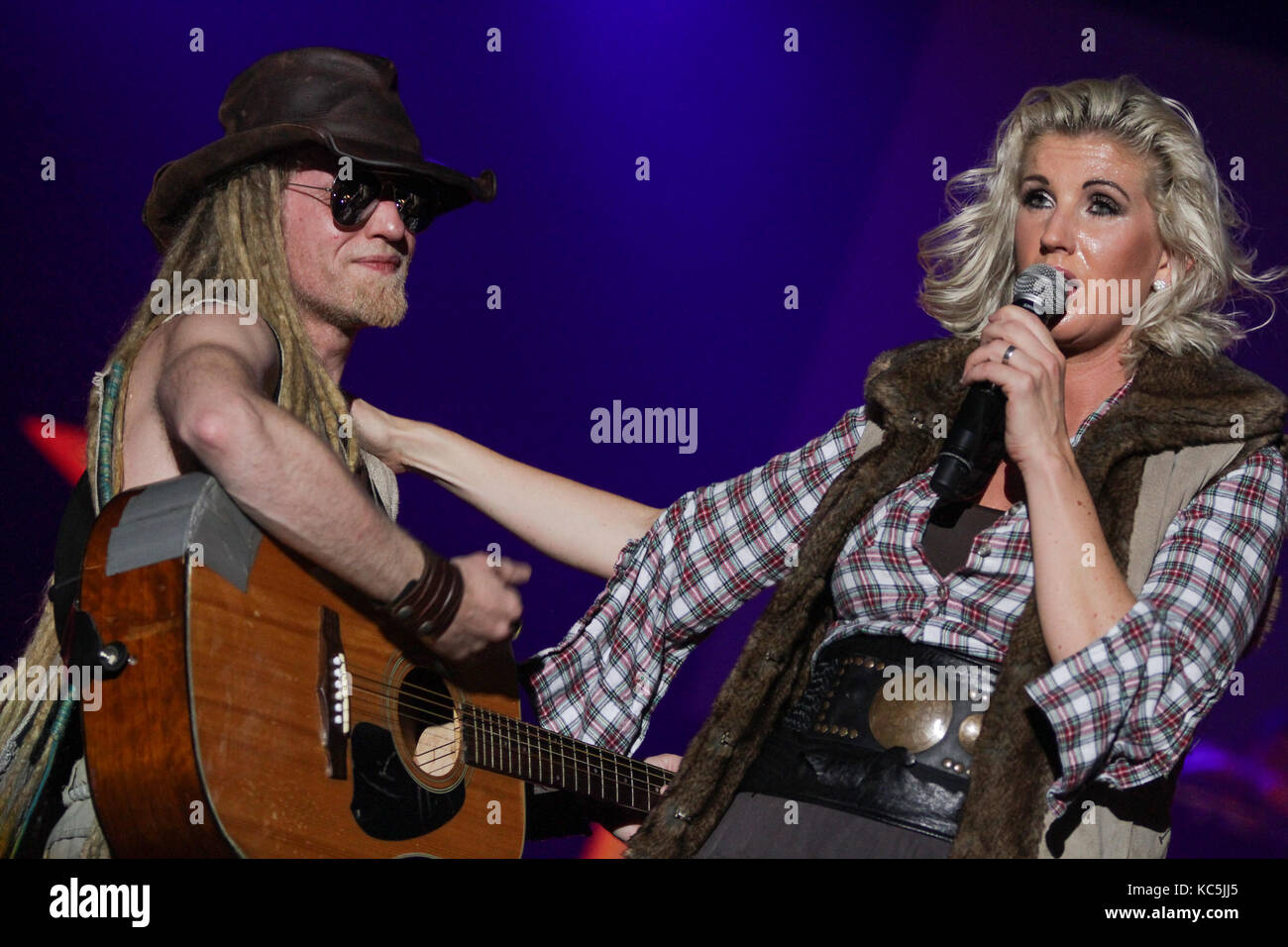 Rednex, gruppo musicale svedese in stile Eurodance-Techno-Country, con la cantante femminile mia Löfgren aka Whippy, esegue i loro anni '90 hits come 'Cotton Eye Joe' al 90er Party Arena Wetzlar (festa con principalmente le star di Eurodance degli anni '90), Rittal-Arena, Wetzlar, Germania, 30 settembre 2017. Credito: Christian Lademann Foto Stock