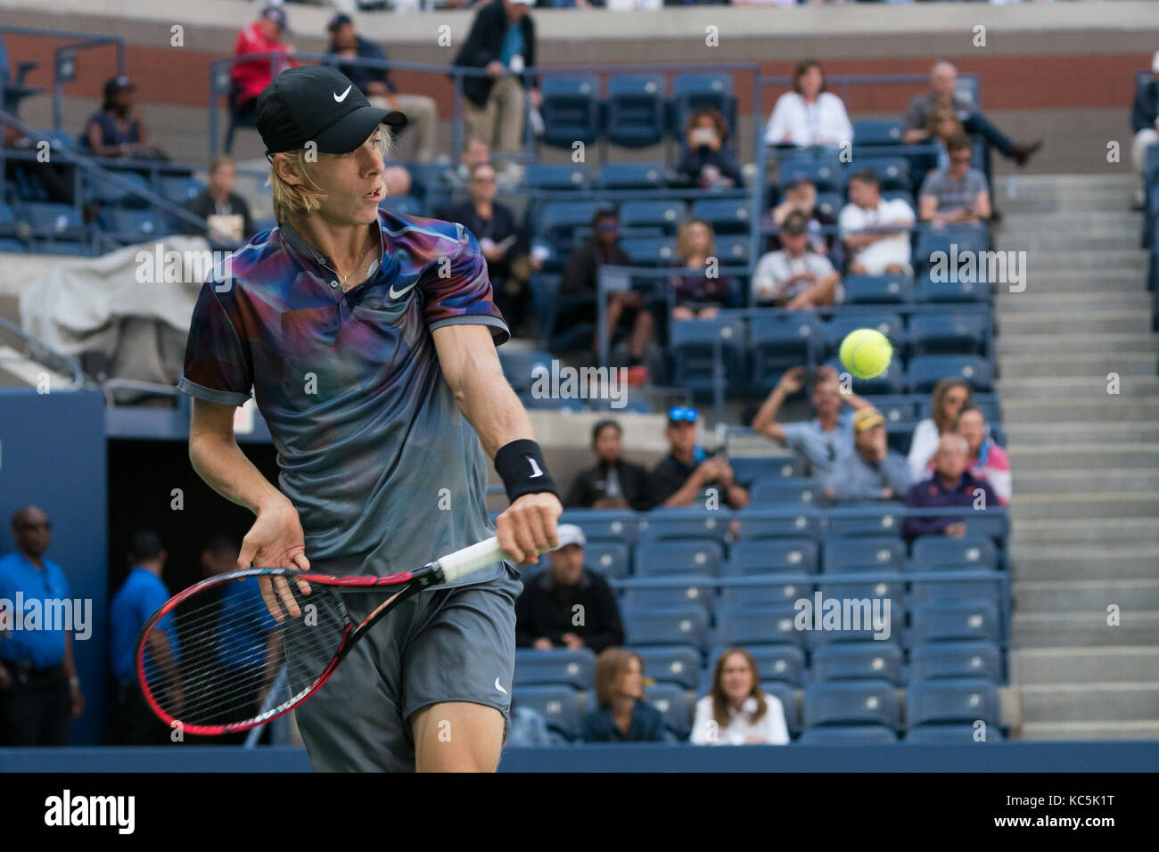 Denis shapovalov (can) competono al 2017 US Open Tennis Championships. Foto Stock