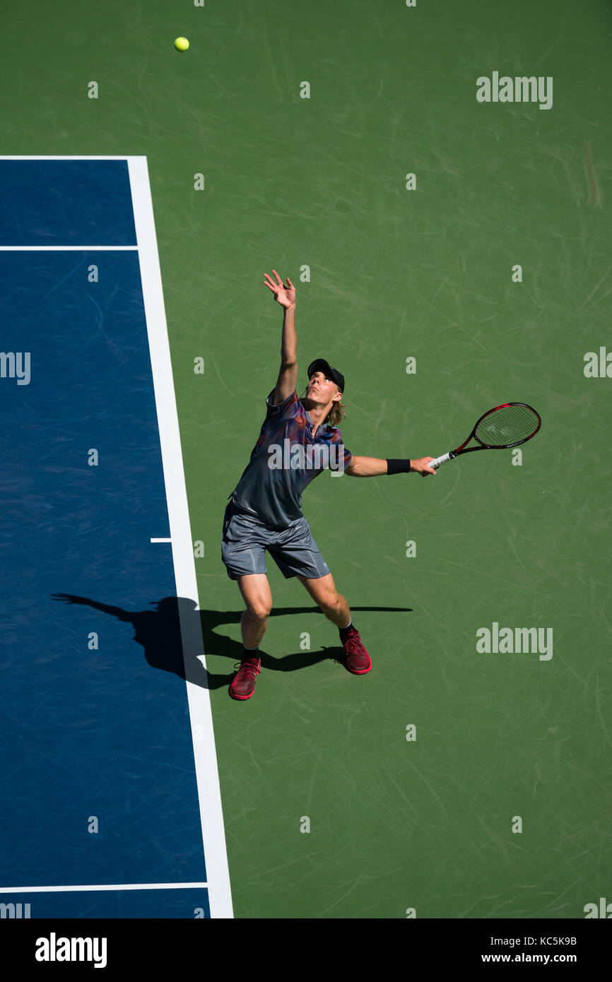 Denis shapovalov (can) competono al 2017 US Open Tennis Championships. Foto Stock