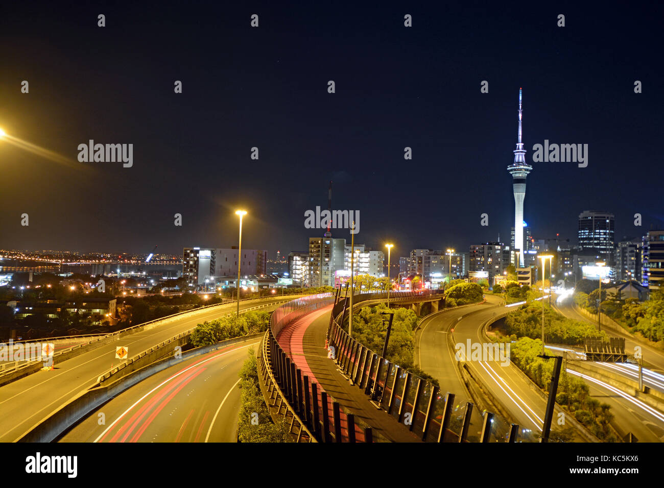 Auckland city spaghetti junction di notte Foto Stock Auckland city spaghetti junction di notte Foto Stock