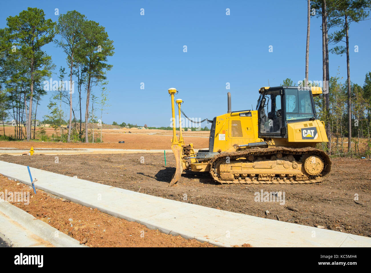 Un minimo (Caterpillar CAT D6k2 lgp bulldozer in attesa di essere utilizzato in corrispondenza di un alloggiamento sito in costruzione presso il bosco creek suddivisione, pike road Alabama. Foto Stock