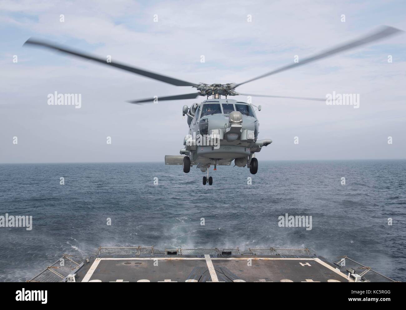 Un MH-60S Sea Hawk elicottero decolla durante il volo quarti Foto Stock