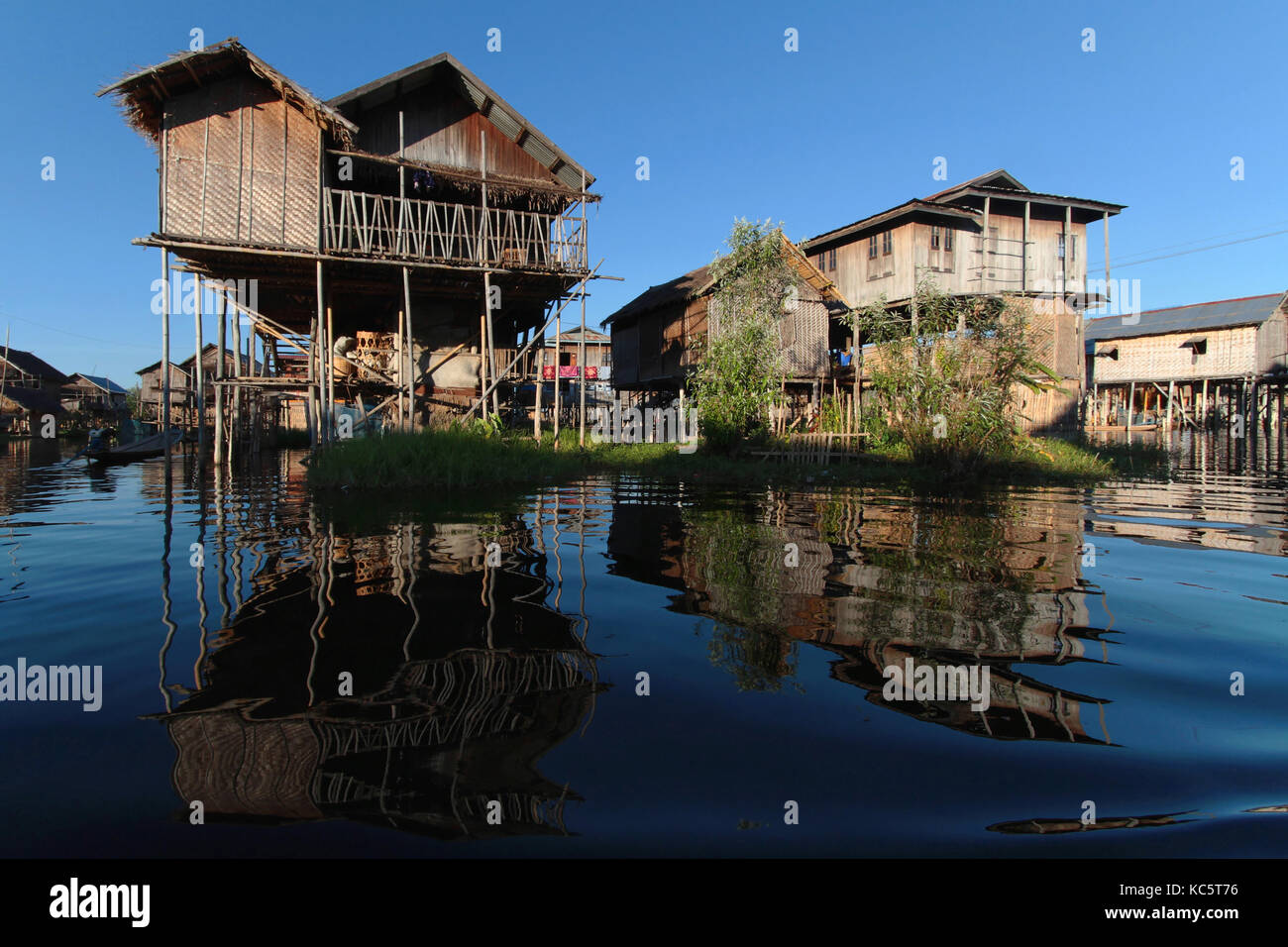 Lago Inle, Myanmar, Dicembre 15, 2014 : la tribù di Inthar che popola la regione, costruita sull'acqua con le sue case su palafitte e vive su generativ Foto Stock