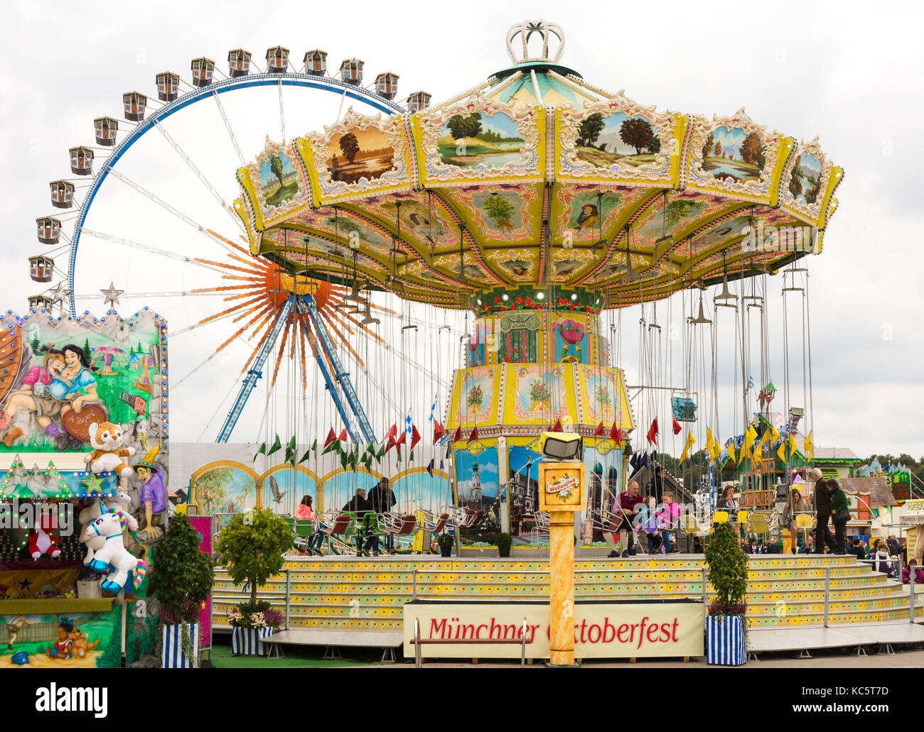 Monaco di Baviera, Germania - 19 settembre: la gente in un chairoplane l'Oktoberfest a Monaco di Baviera, in Germania il 19 settembre 2017. L'Oktoberfest è il più grande essere Foto Stock