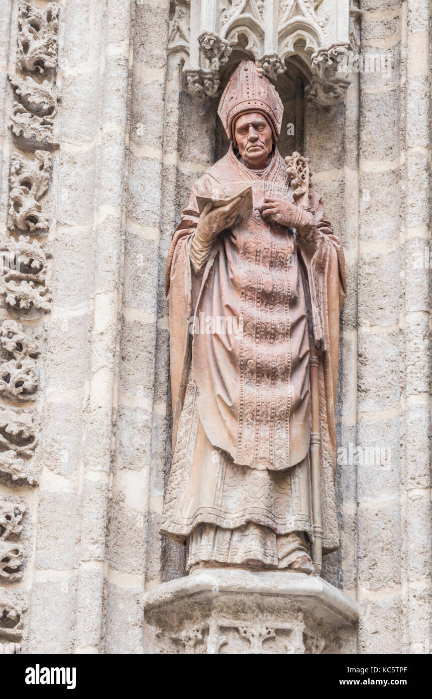 Le statue di santi scolpiti in pietra, dettaglio di esteriore nella cattedrale di Siviglia, in Andalusia, Spagna Foto Stock