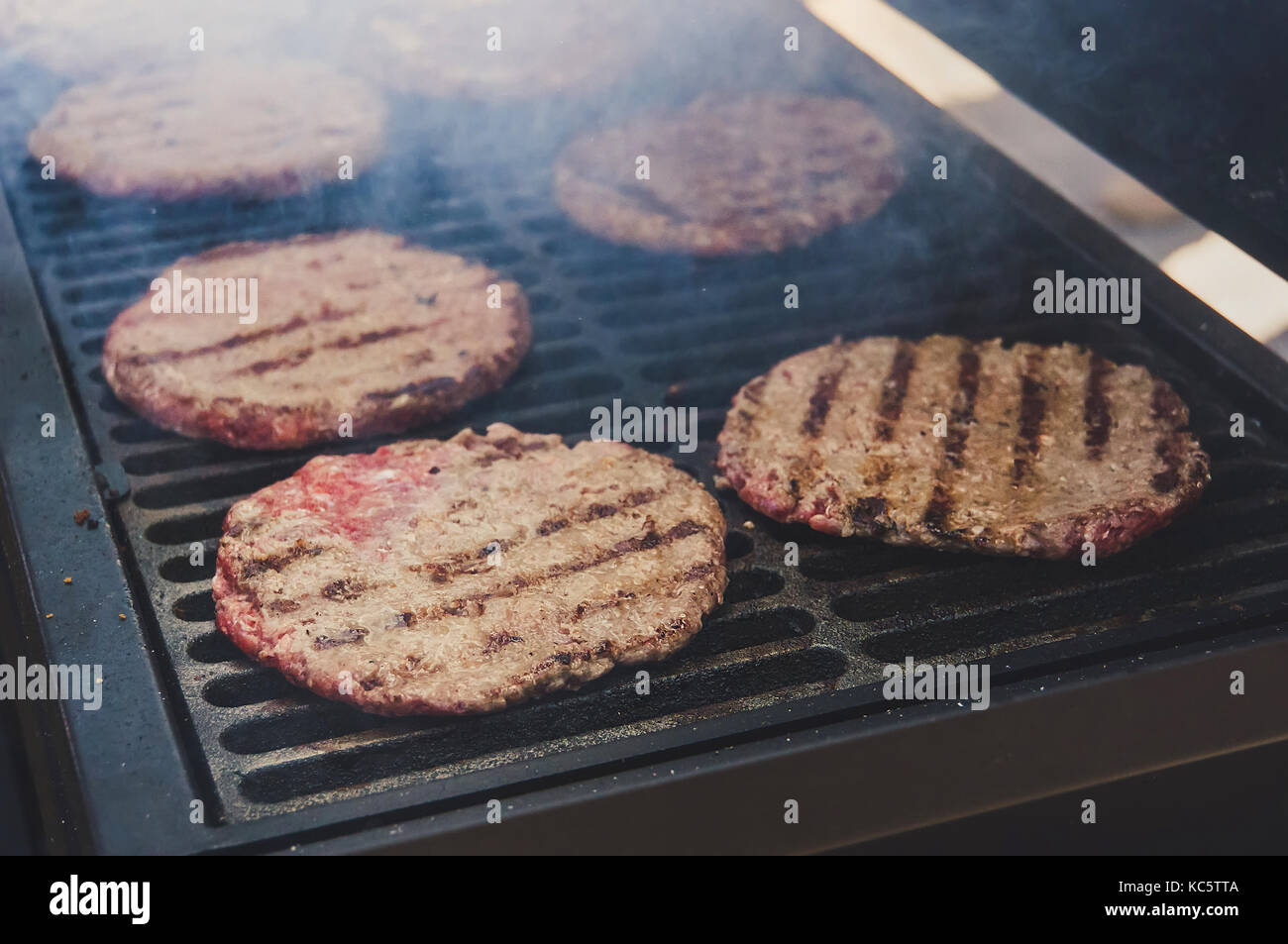 Cotolette di carni macinate arrostiti sulla griglia di carne hamburger patty closeup. Ingredienti per burger. La cottura barbecue esterno Foto Stock