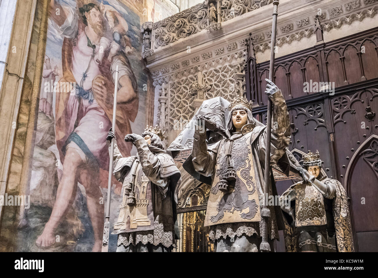 Tomba di Cristobal Colon della Cattedrale di Siviglia si trova di fronte alla porta del principe o di San Cristobal, Andalusia, Spagna Foto Stock