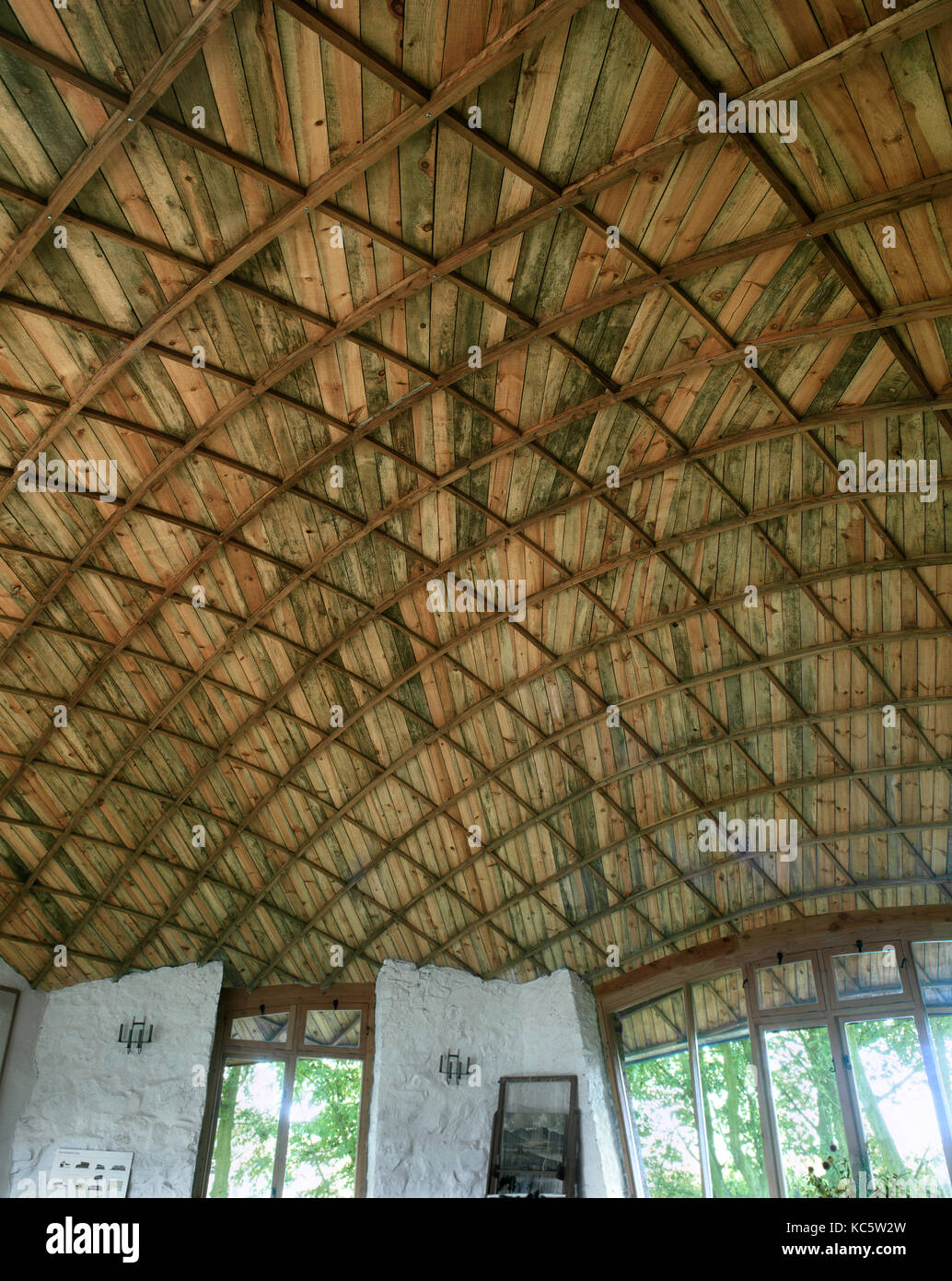 Vista interna del tetto gridshell che copre il laboratorio artigianale presso il progetto pishwanton, gestito dalle scienze della vita la fiducia, East Lothian, Scozia. Foto Stock