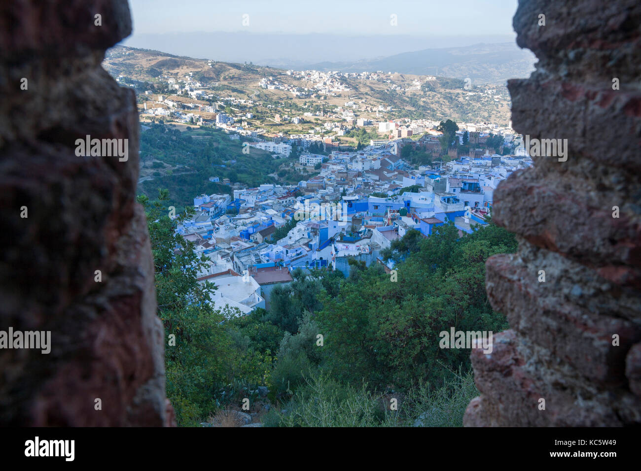 Vista della città blu di Chefchaouen al crescente da muro fortificato porta. Il Marocco Foto Stock