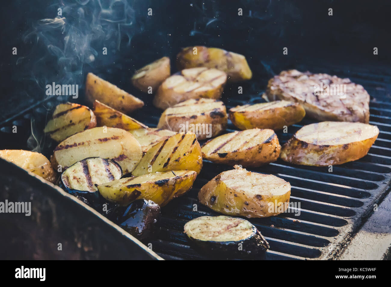 Carni assortite polpette di alternativa, verdure, tofu e patate sul grill cookout. bistecca con guarnire vegetariana Foto Stock