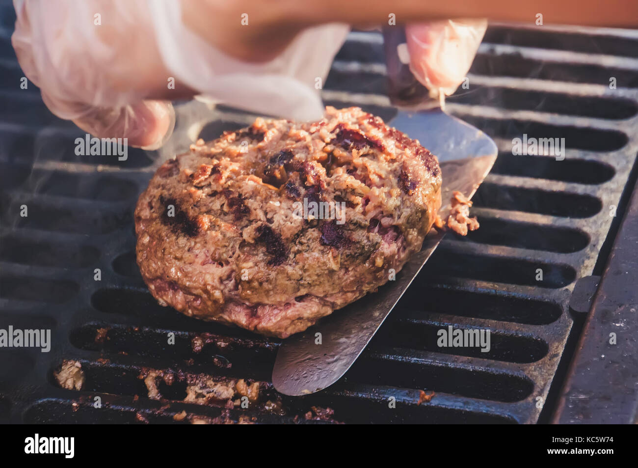 Cotolette di carni macinate arrostiti sulla griglia di carne hamburger patty closeup. Ingredienti per burger. La cottura barbecue all'esterno. processo di preparazione Foto Stock