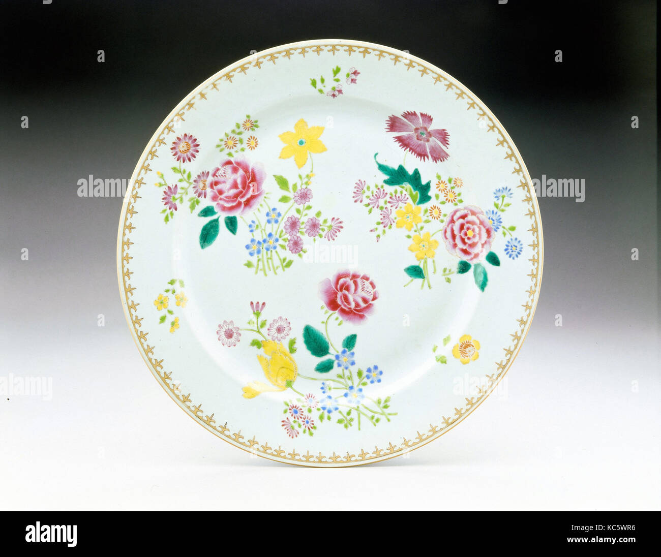 Piastra, 1736-95, realizzati in Cina, cinese per il mercato americano, porcellana, Diam. 15 1/8 in. (38,4 cm), Ceramica, Chinese Export Foto Stock