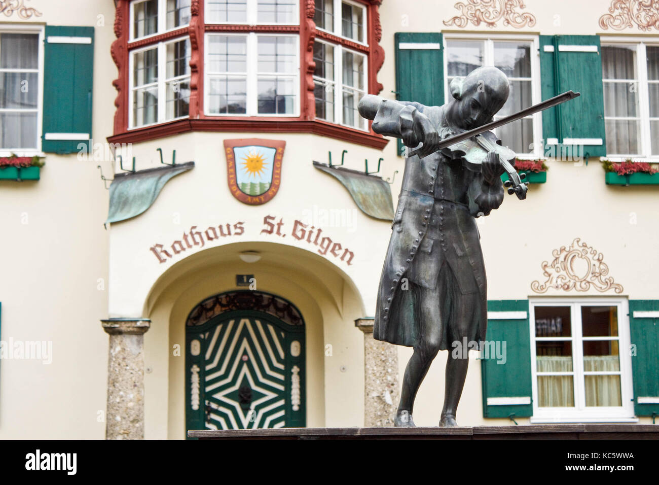 Statua del giovane Wolfgang Amadeus Mozart nella parte anteriore del Municipio sulla piazza Mozart in st. Gilgen, Austria Foto Stock