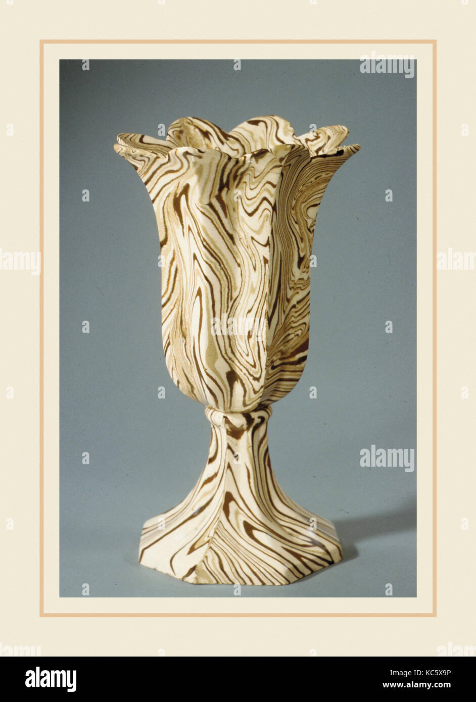 Vaso di sedano, 1849-58, realizzata in Bennington, Vermont, Stati Uniti, American, terraglia, H. 10 a. (25,4 cm), Ceramica Foto Stock
