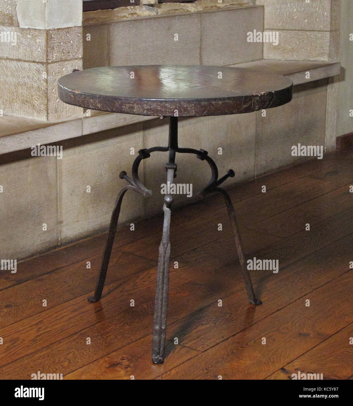 La tabella del xv secolo, Francese, ferro, rovere, 33 × 30 1/4 in. (83,8 × 76,8 cm), Metalwork-Iron Foto Stock