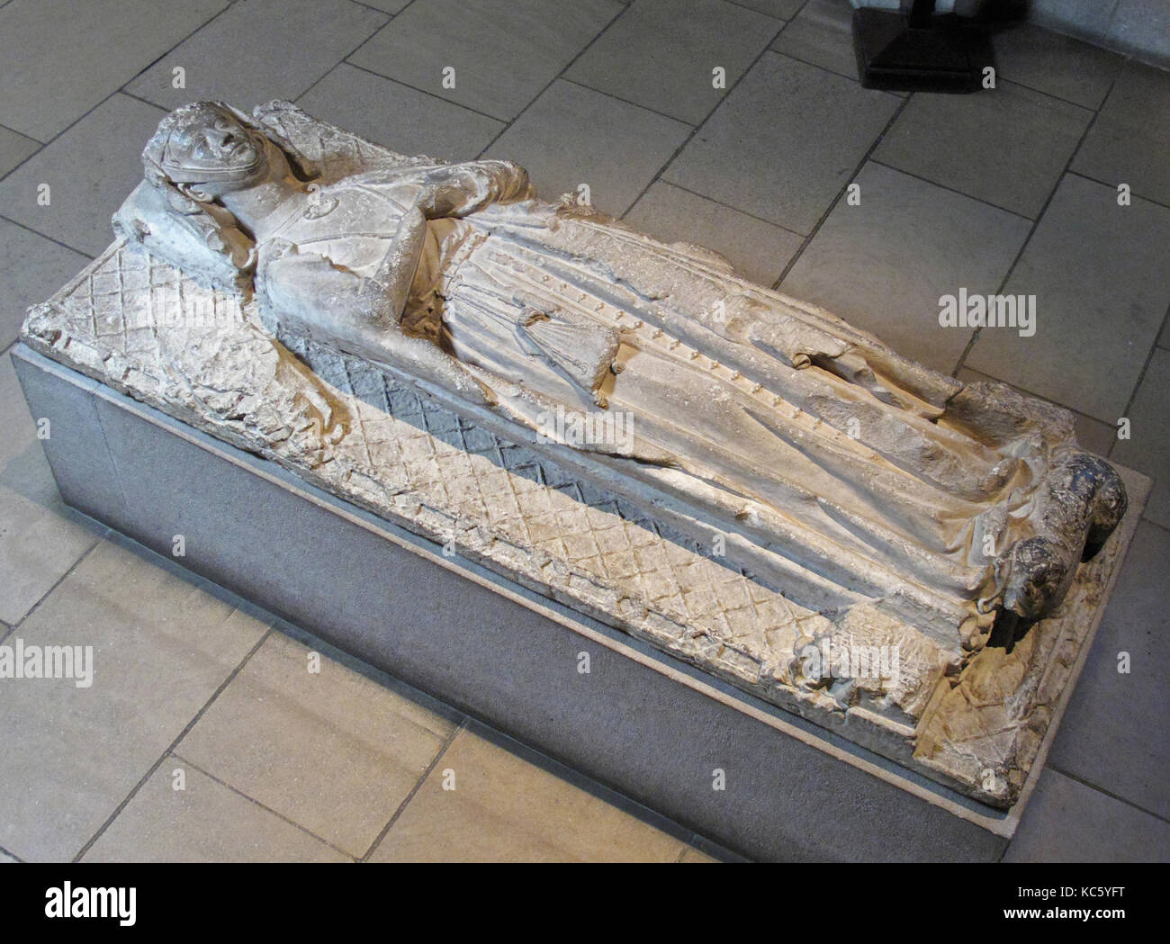 Tomba effige di una signora, metà del XIII secolo francese, calcare, complessivo: 87 x 35 1/4 in. (221 x 89,5 cm), scultura, probabilmente Foto Stock