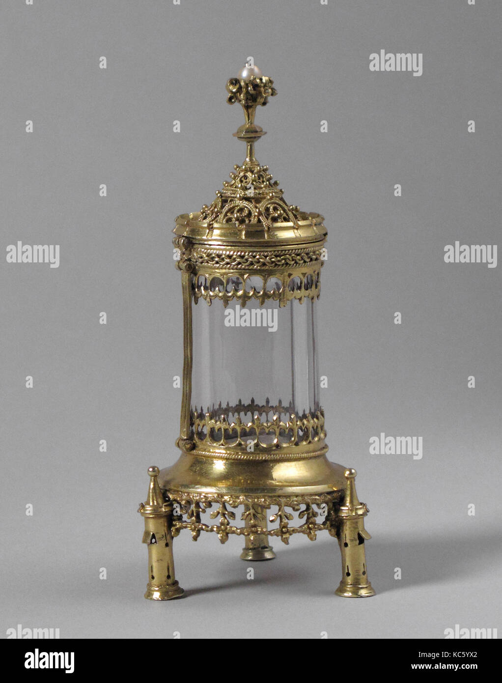 Reliquiario, ca. 1500, ungherese, argento dorato, cristallo di rocca e la perla, complessivo: 4 7/16 x 2 1/16 x 2 1/16 in. (11,3 x 5,2 x 5,2 Foto Stock