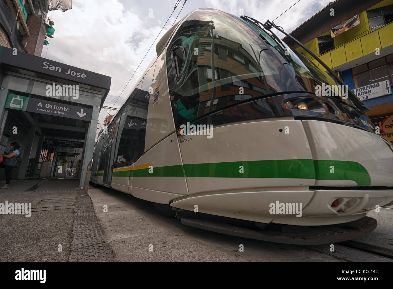 Settembre 29, 2017 a Medellin, Colombia: tram rotola fuori della stazione in candelaria area della città Foto Stock