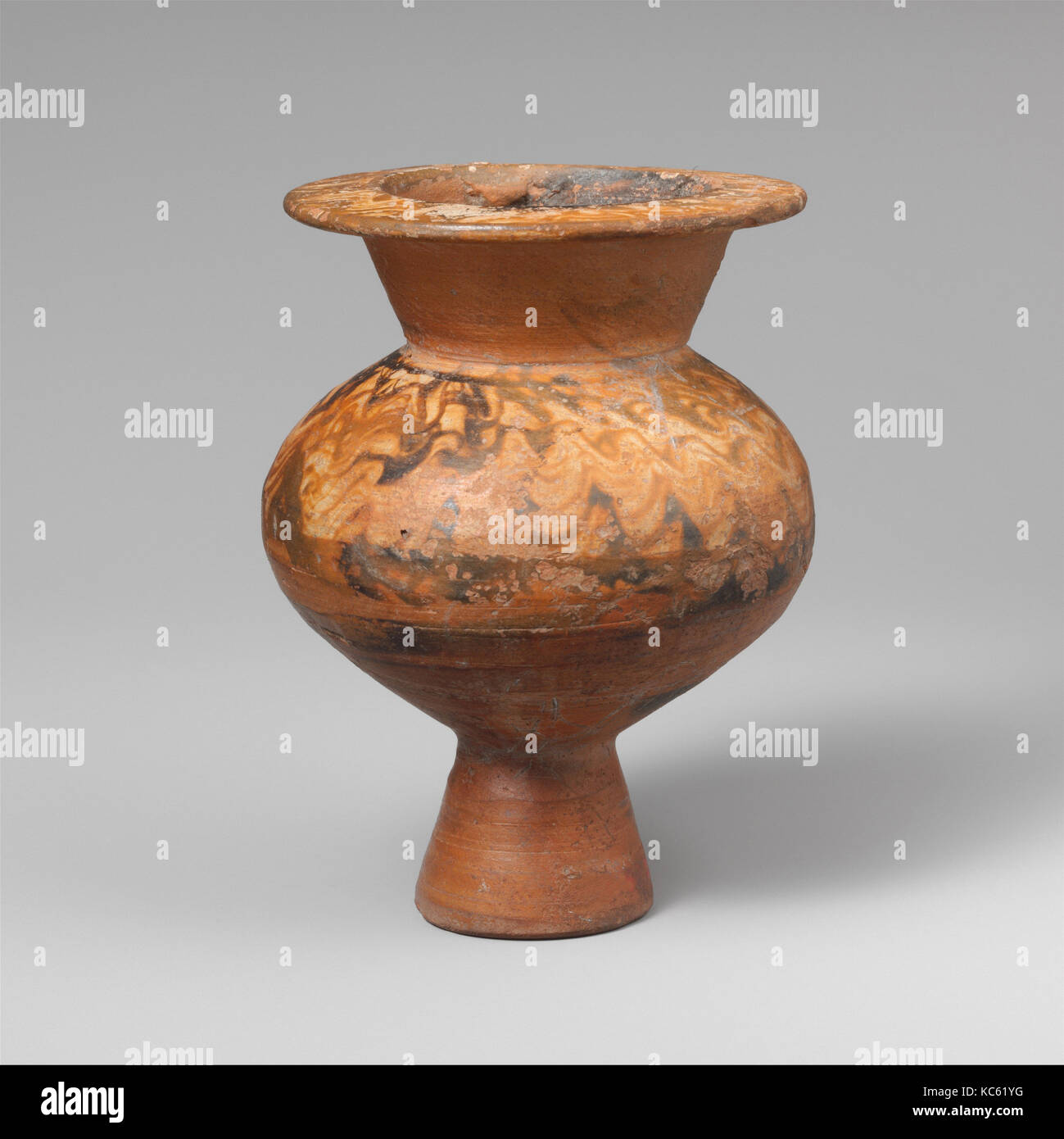 La terracotta lydion (profumo jar), arcaico, VI secolo A.C. Lydian, terracotta, H. 4 1/8 in. (10,5 cm), vasi, grandi numeri di Foto Stock