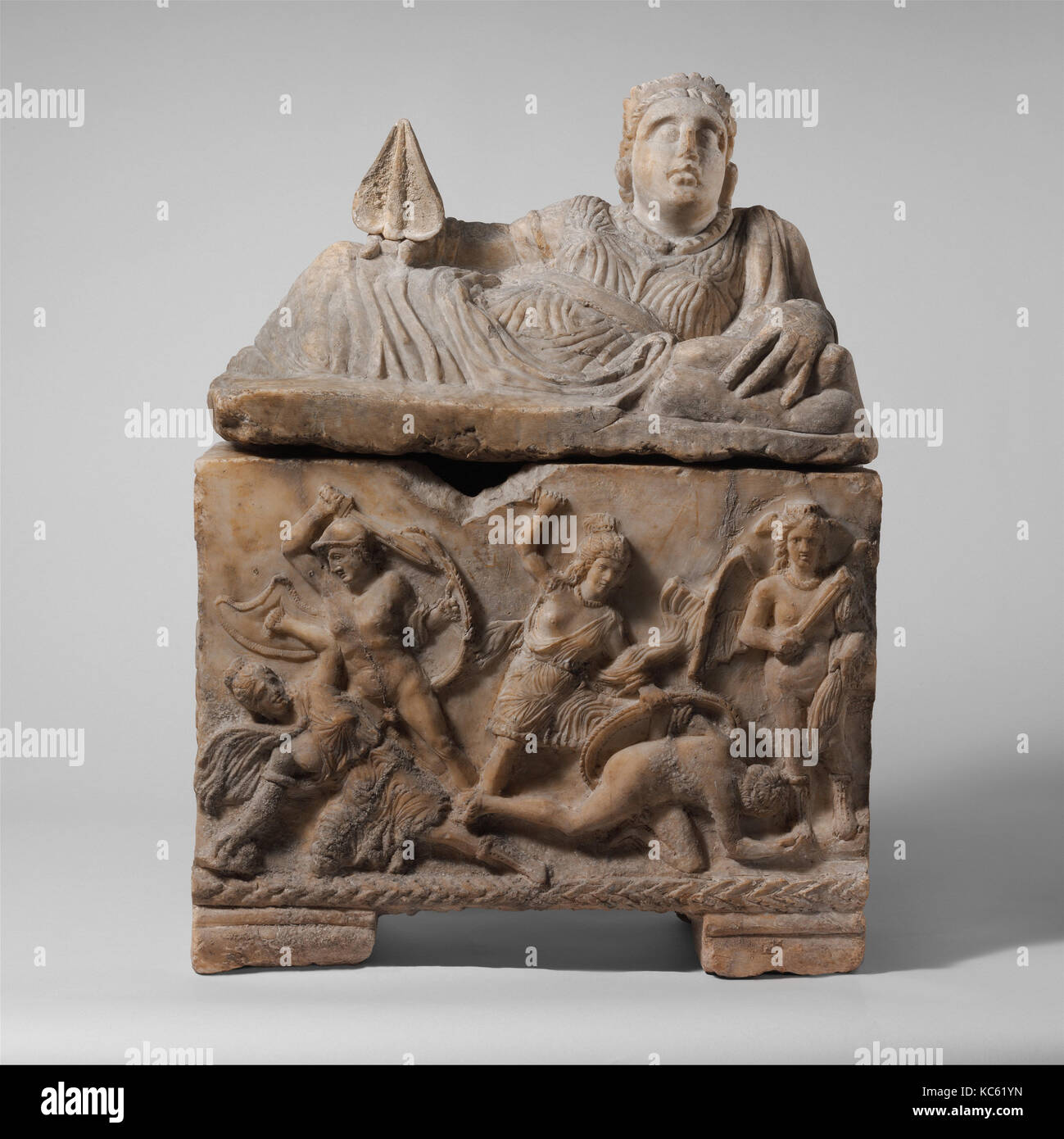 Alabastro urna cineraria, ellenistica, del III secolo A.C., etrusca, ALABASTRO, H. con coperchio 33 1/2 in. (85,1 cm); H. senza coperchio Foto Stock