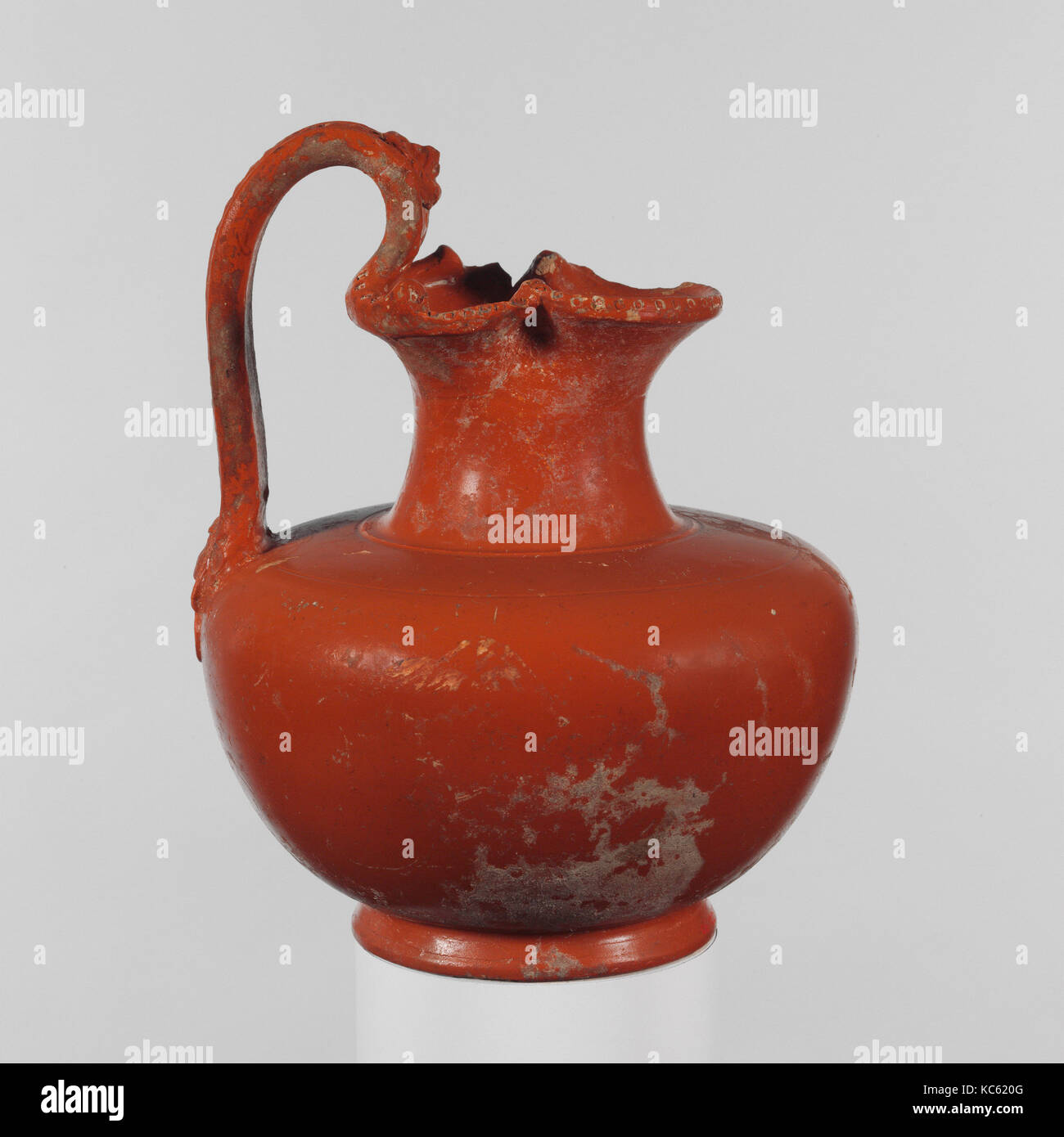 Oinochoe di terracotta (brocca vino), il I secolo D.C., romana, terracotta;  Italiano sigillata ware, H.: 6 1/4 in. (15,9 cm), vasi Foto stock - Alamy