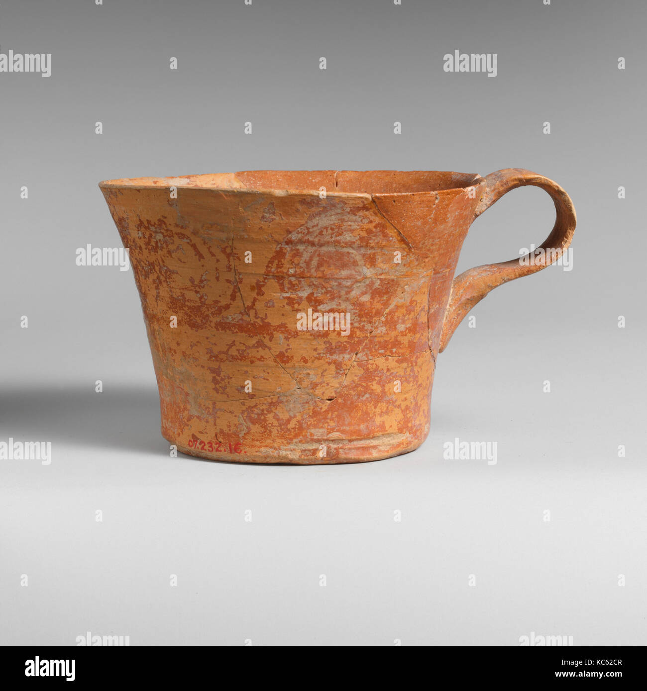 Dritto in terracotta facciate cup, Middle Minoan IIIA-B, ca. 1750-1600 A.C., Minoan, terracotta, H. 2 1/2 in. (6,4 cm.), vasi Foto Stock