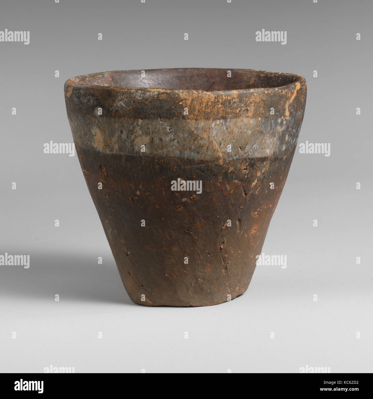 In Terracotta, tumbler medio Minoan IA, ca. 2100-1950 A.C., Minoan, terracotta; bianco-su-dark ware, 2 13/16a. (7,1 cm), di vasi Foto Stock